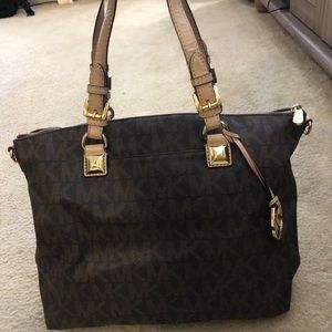 Authentic Michael Kors bag w/ matching wallet! EUC